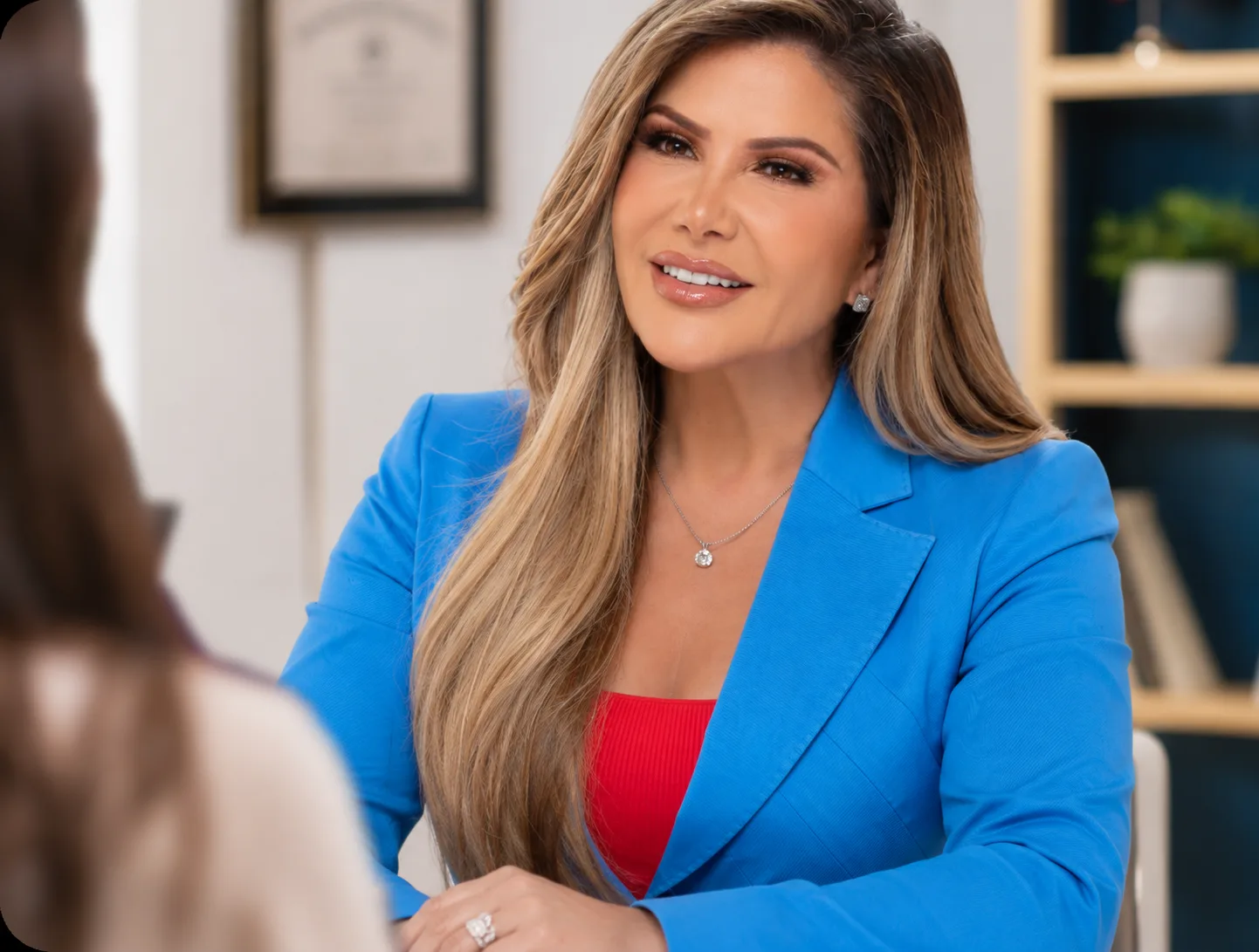 Adriana Gallardo atendiendo una consulta