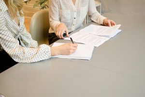 Apoyo en trámites migratorios y registro de inmigrantes en EE. UU. 2025 con Adriana's Immigration
