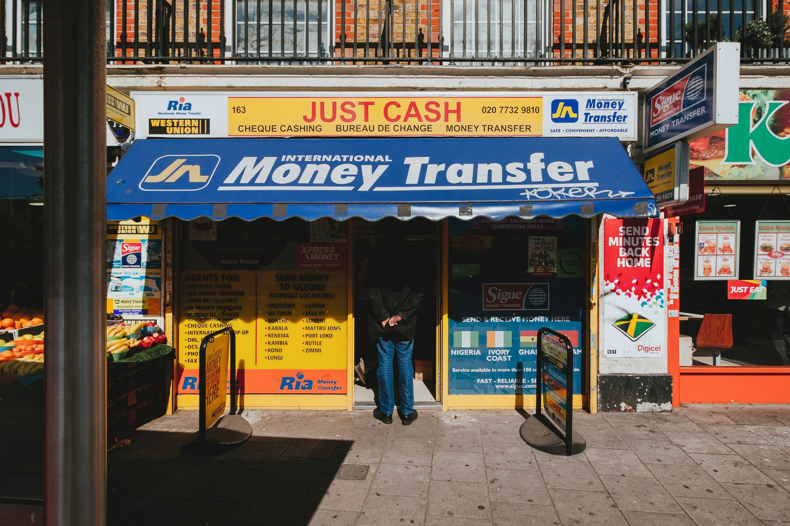 Migrante enviando dinero desde EE. UU., potencialmente afectado por el impuesto a las remesas
