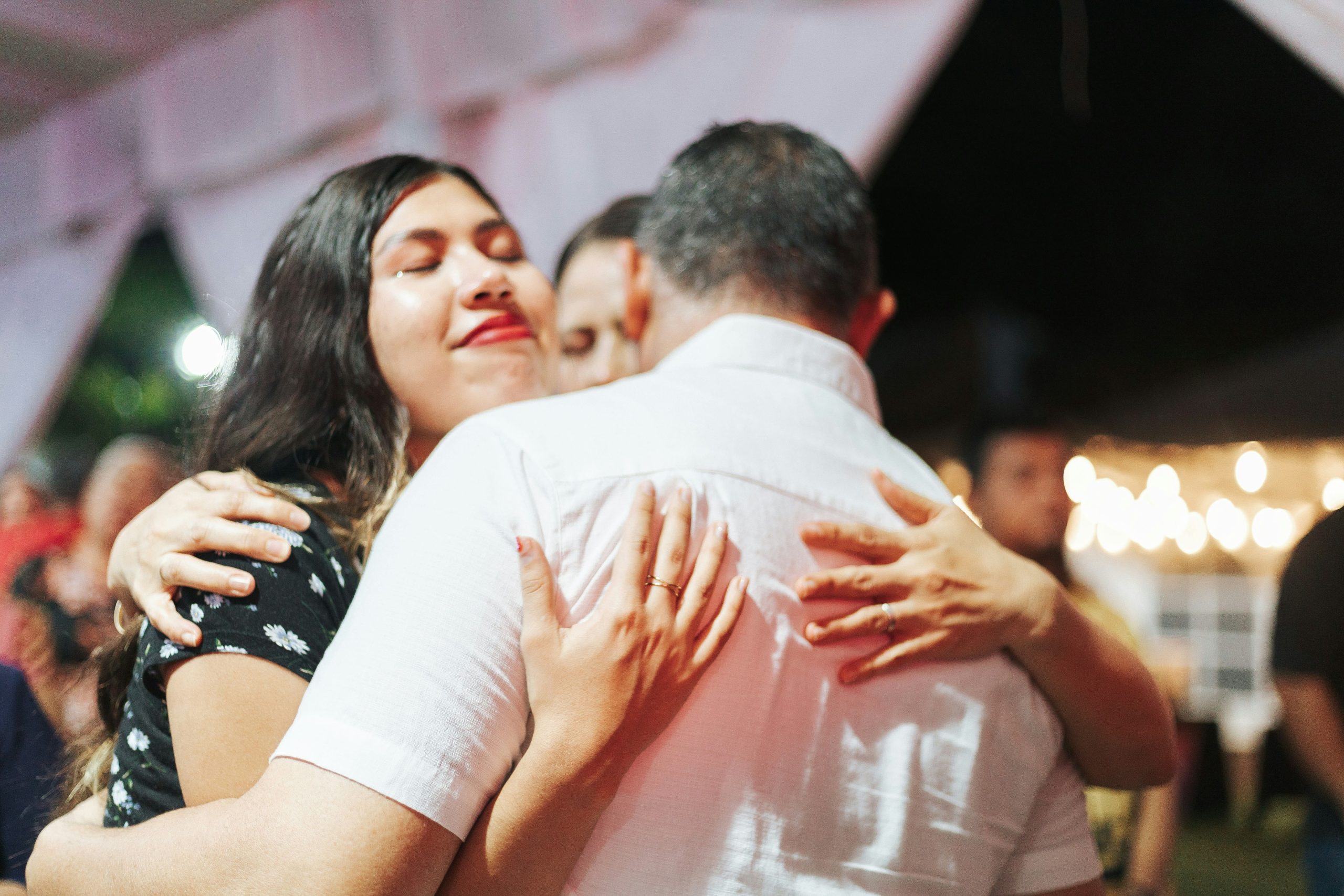Representación de familia migrante unida por medio de la petición familiar