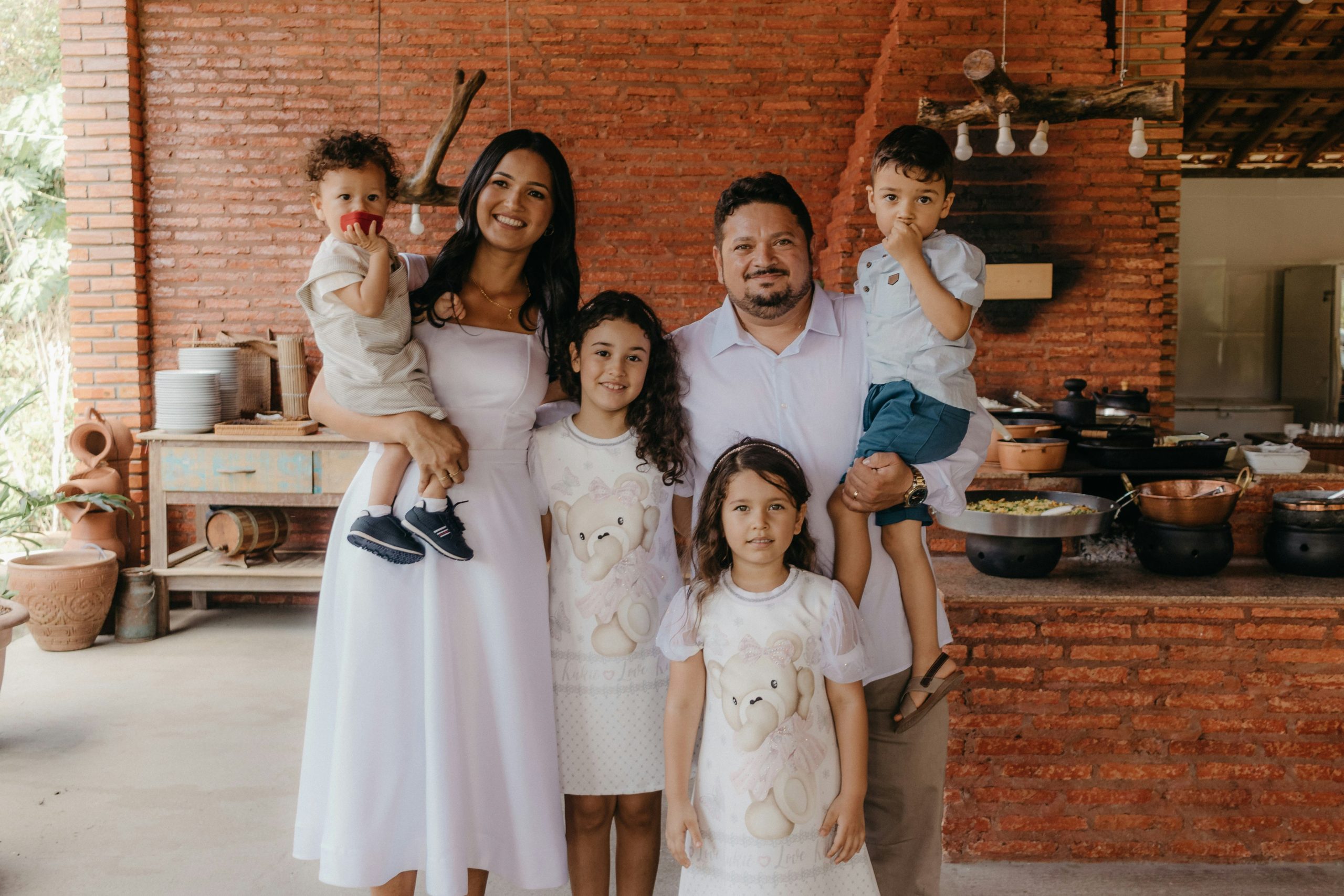 Representación de familia migrante unida mediante petición familiar