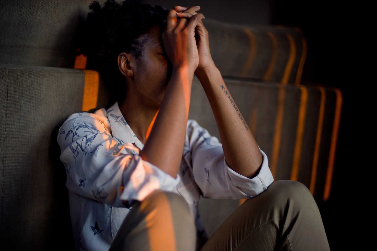 Persona estresada en referencia al riesgo en la salud mental entre los inmigrantes